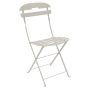 chaise pliante en acier LA MOME de chez FERMOB