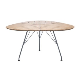 Table de jardin triangulaire LEAF HOUE en bambou et acier, design Henrik Pedersen