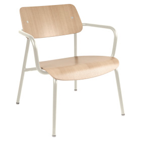 Fauteuil bas Studie Fermob en chêne naturel et aluminium design lounge empilable