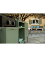 Cuisine d’extérieur La Généreuse Goosto Fermob avec plan de travail effet pierre et rangements aluminium design