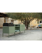 Cuisine d’extérieur La Généreuse Goosto Fermob avec plan de travail effet pierre et rangements aluminium design