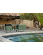 Cuisine d’extérieur La Généreuse Goosto Fermob avec plan de travail effet pierre et rangements aluminium design