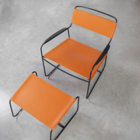 Repose-pieds design Fermob SURPRISING en cuir pleine fleur, encastrable sous le fauteuil bas