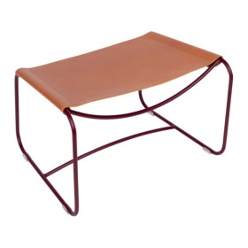 Repose-pieds design Fermob SURPRISING en cuir pleine fleur, encastrable sous le fauteuil bas