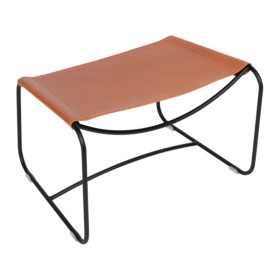 Repose-pieds design Fermob SURPRISING en cuir pleine fleur, encastrable sous le fauteuil bas