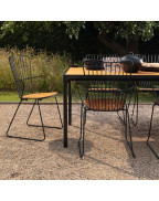 Chaise de jardin Paon HOUE en métal noir et bambou, design scandinave d’Henrik Pedersen