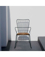 Chaise de jardin Paon HOUE en métal noir et bambou, design scandinave d’Henrik Pedersen