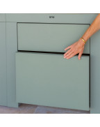 Cuisine extérieure ENO MODULO vert sauge avec plan de travail inox et tiroirs push-pull.
