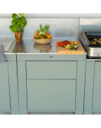 Cuisine extérieure ENO MODULO vert sauge avec plan de travail inox et tiroirs push-pull.