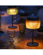 Lampe de table solaire LOLIE Les Jardins en PETG recyclé disponible en coloris olive, safran et ambre