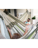 Chaise Hamac DOMINGO LA SIESTA en tissu Outdoor résistant avec barre en bambou FSC, idéale pour petits espaces