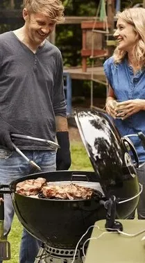 Brosse à récurer pour grilles de barbecue de chez Weber - Latour Mobilier  de Jardin