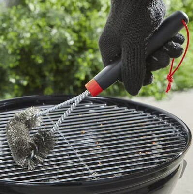 barbecue Weber charbon Ø57 cm en cours de nettoyage"