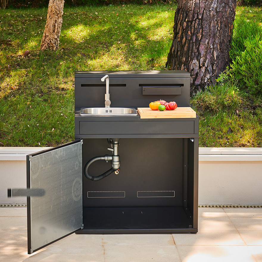cuisine d’été design et fonctionnelle Forge Adour en acier noir avec évier et plancha