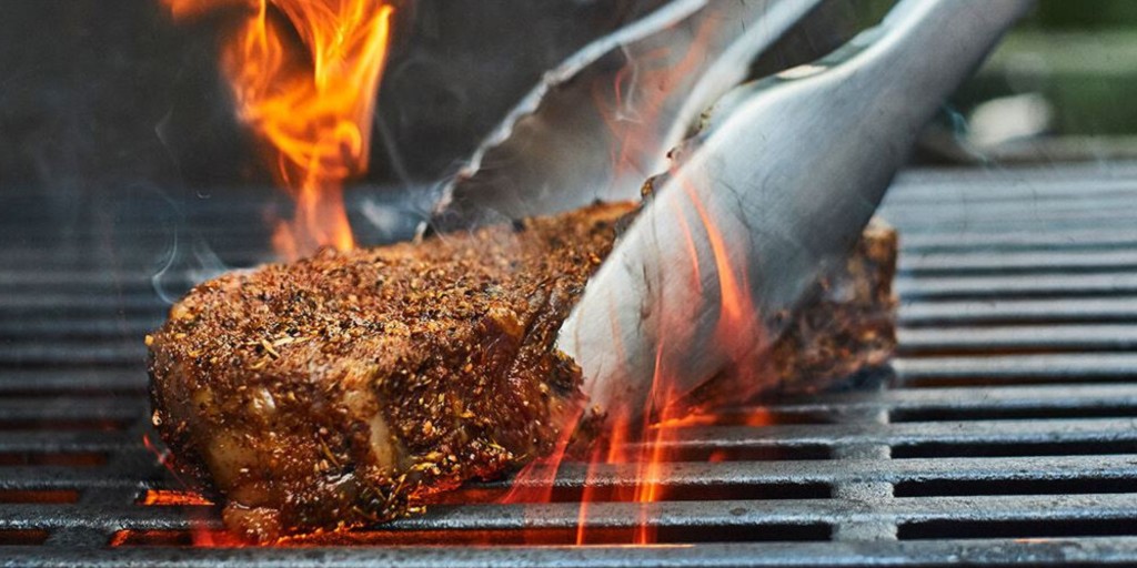 Viande grillée sur un gril au charbon de bois photo – Photo